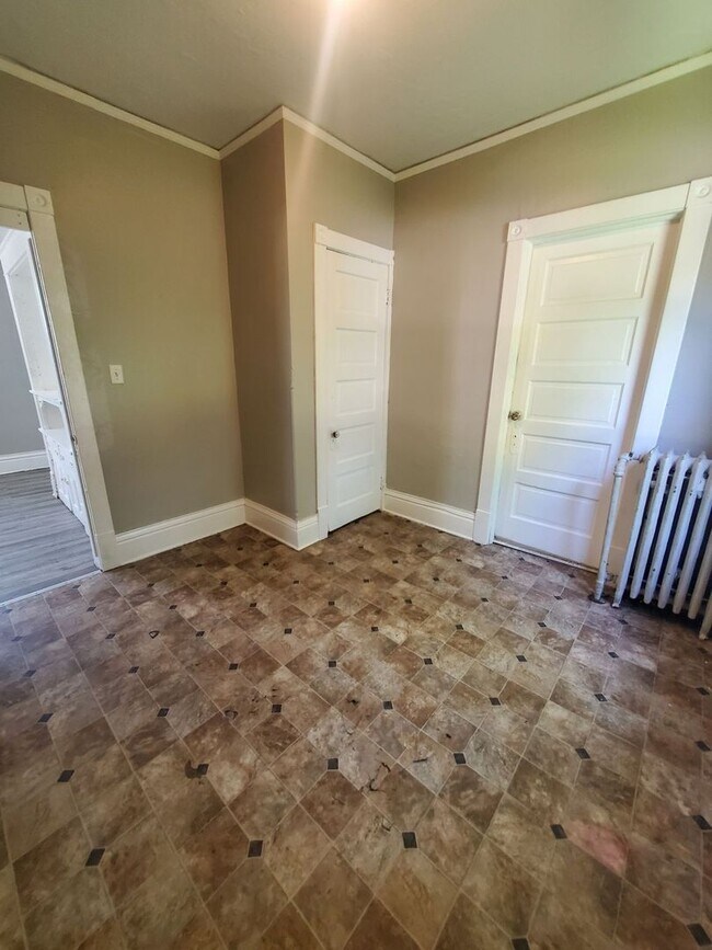 Building Photo - 4 Bedroom Single Family