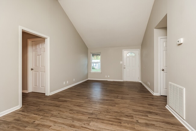 Building Photo - 565 Bridgette Dr