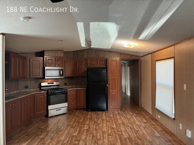 Building Photo - 188 Coachlight Dr