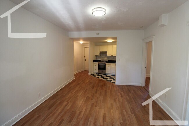 Foto del edificio - Recently Renovated Unit. Garden Level. Hea...