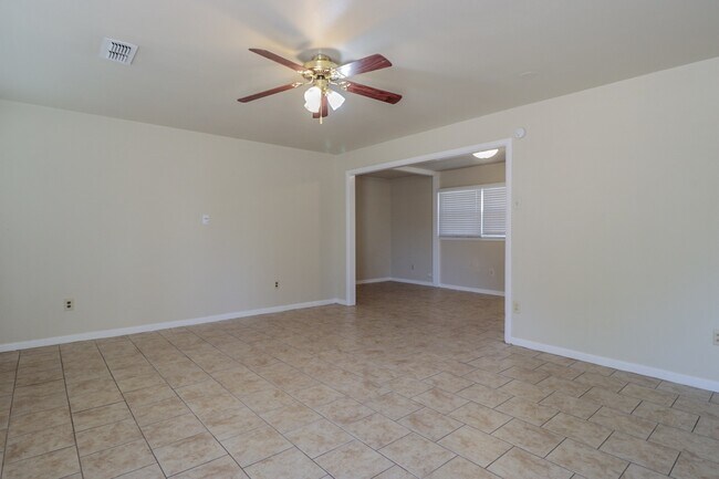 Foto del edificio - Cute & Cozy 3 Bedroom with Extra Storage!