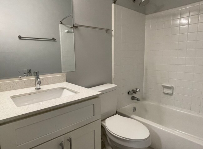 Foto del edificio - Spacious, affordable two bedroom townhouse in a great location in Charlotte!