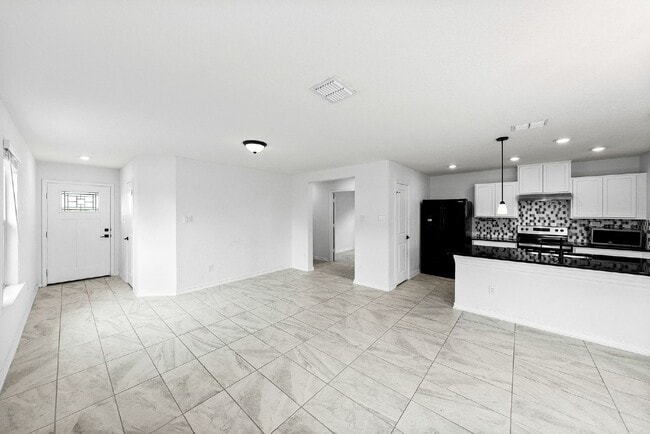 Foto del edificio - Stunning 1-Story Ranch with Lake View on C...
