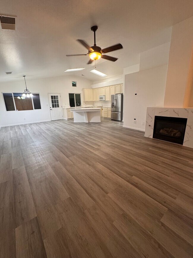 Foto del edificio - Available Now