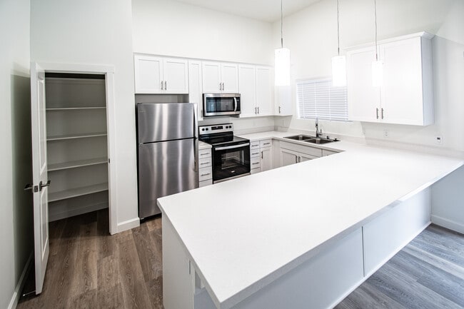Awesome kitchen layout with pantry - Twin Creeks Apartments