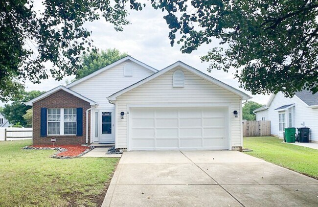 Foto del edificio - Ranch 3 bed, 2 bath Ranch with fenced yard, 2 car garage SW Charlotte