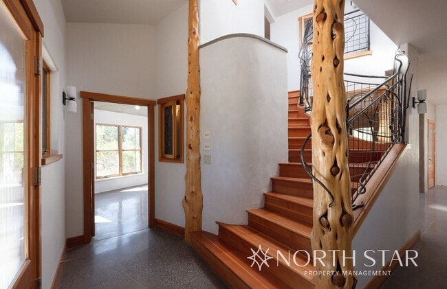 Building Photo - Beautiful 3 bed, 3 bath w/ Garage in Shevl...