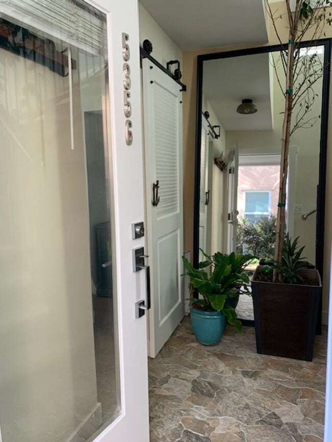 Building Photo - Coastal Living at Its Best | 3 Bed + 2 Bat...
