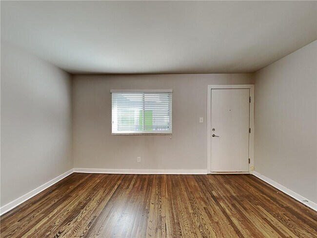 Foto del edificio - 880 N Highland Ave NE