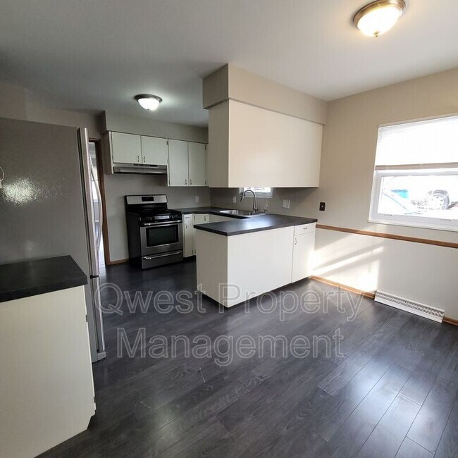 Foto del edificio - 1422 Edward Ave SE