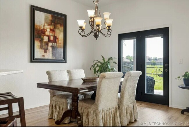 Foto del edificio - 4 Bed 2 Bath, 3 Car Garage
