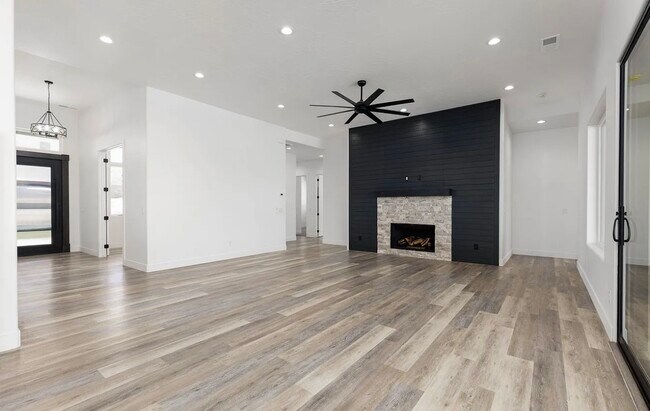 Foto del edificio - 163 W Ridge Rd