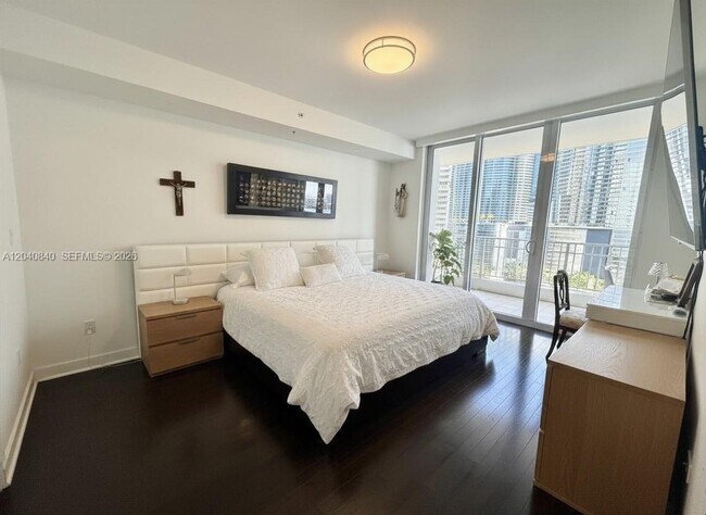 Foto del edificio - 801 Brickell Key Blvd