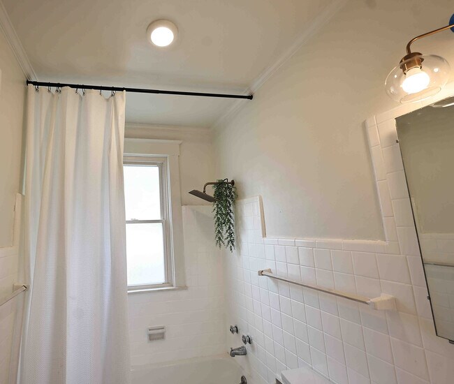 Bathroom - 2902 Eggers Pl