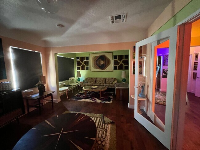 Foto del edificio - Charming mixed-use property, ideal for res...