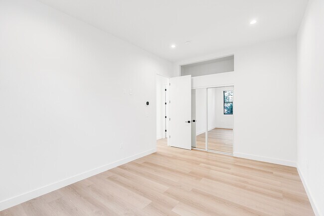 Building Photo - 1250 S Longwood Ave