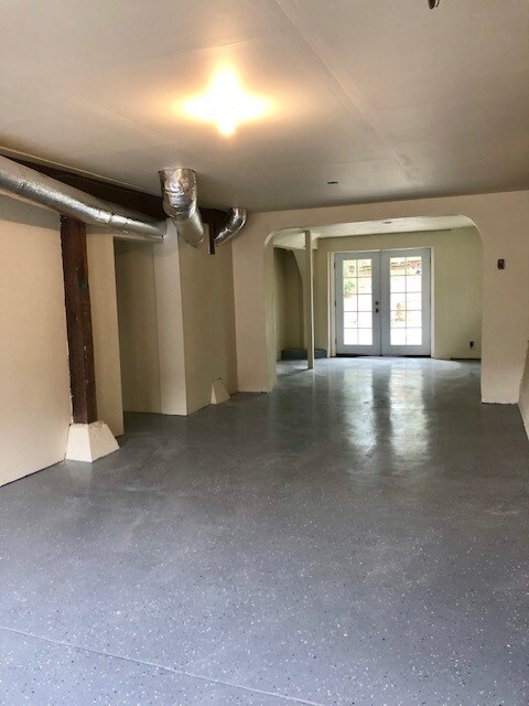 Garage fits 2 cars in tandem - 160 Morningside Dr