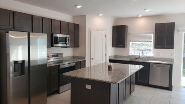 Building Photo - This beautifully well laid out 3BDS/2.5 Bt...