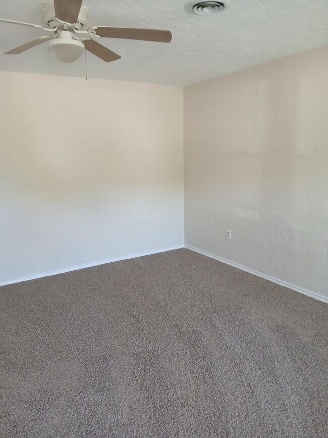 Foto del edificio - 2312 NW 46th- AVAILABLE NOW!