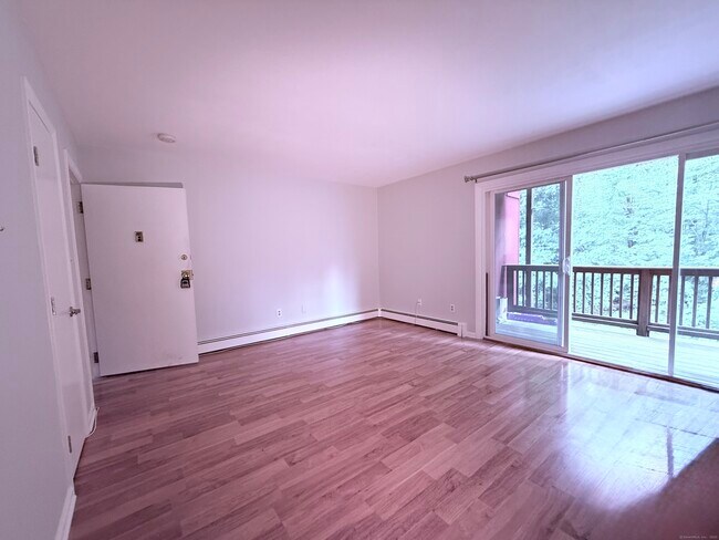 Foto del edificio - 1105 Waterbury Rd