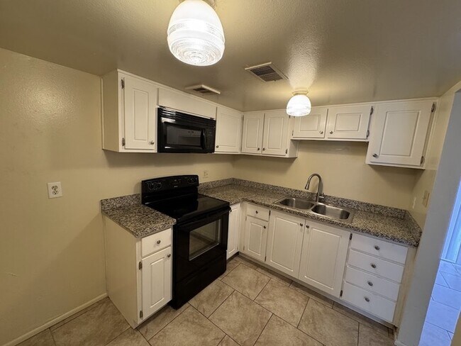 Building Photo - Maryvale 2br townhome