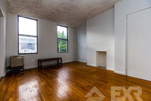 Primary Photo - 426 Lorimer St