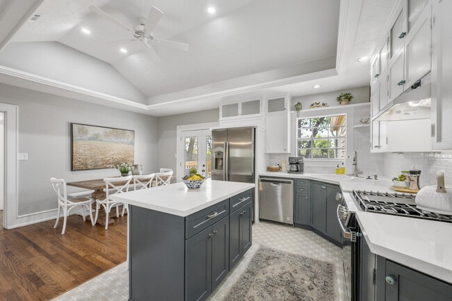 Foto del edificio - 728 Meadow Ln