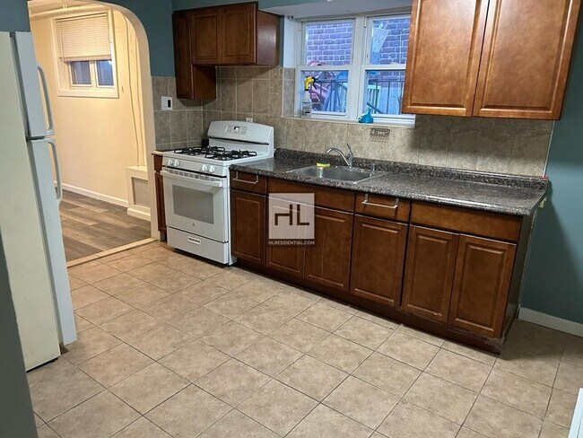 Foto del edificio - Spacious 1-bedroom / 1-bath on GLENWOOD ROAD