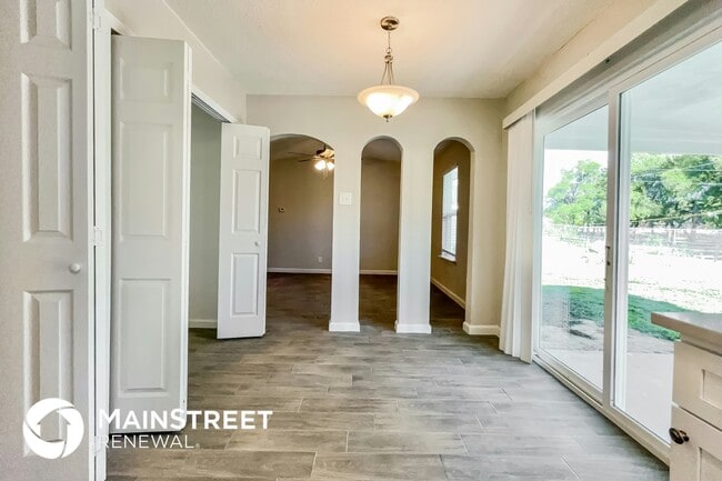 Building Photo - 12920 Spring Oak Dr