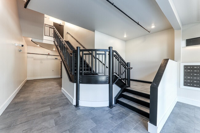 Building Photo - 400 N River St