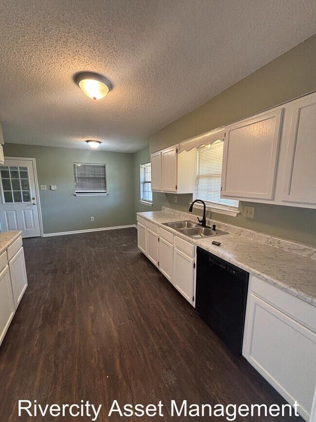 Building Photo - GORGEOUS 4 bedroom/ 3 bathroom HOME, SPACI...