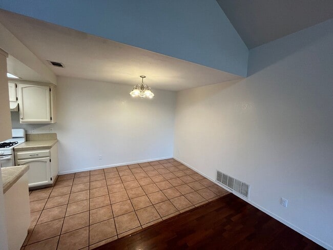 Building Photo - 408 N Center Ct