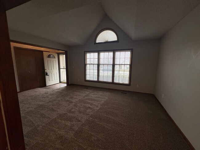 Foto del edificio - 4 bedroom in Liberty MO!! Brand New Flooring!