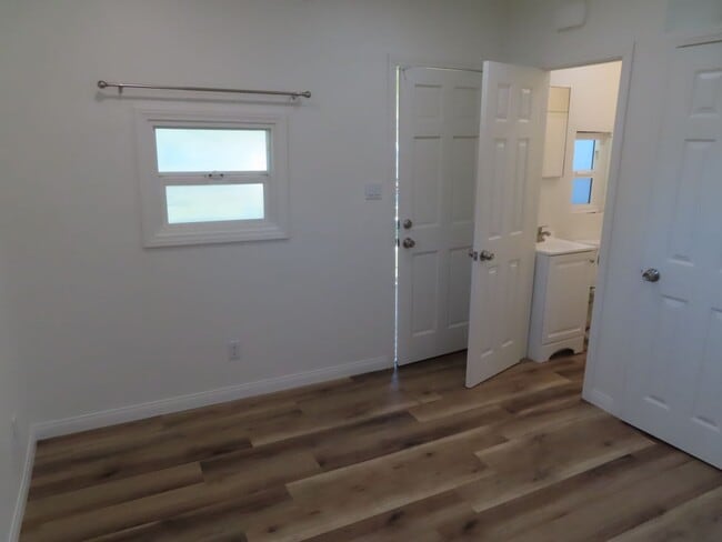 Building Photo - 33RD PL (4312)