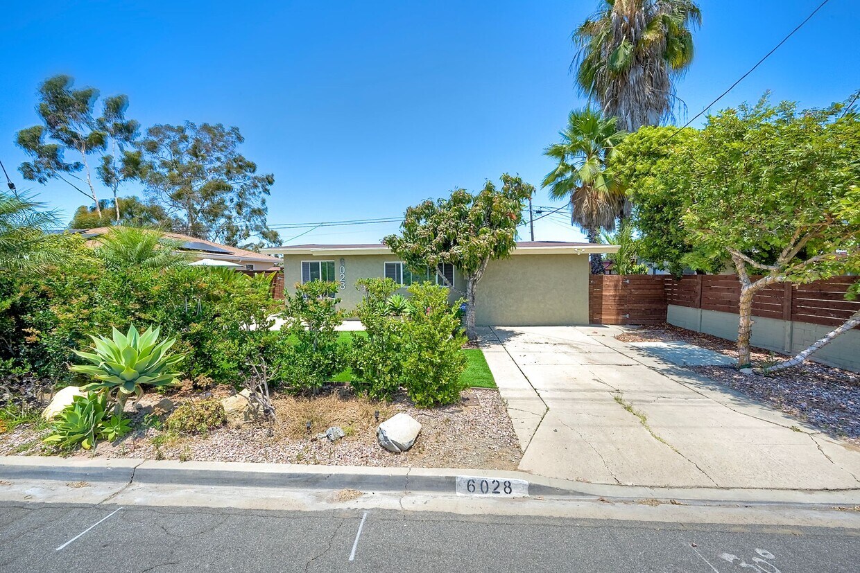 Foto principal - 6028 Dwight St