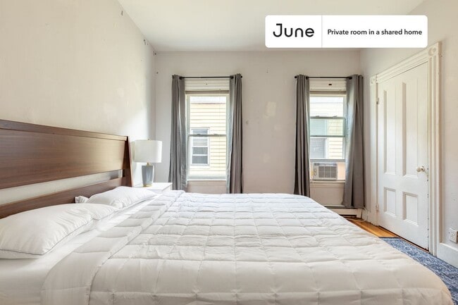 Building Photo - Private bedroom in 6 bed/2 bath Home