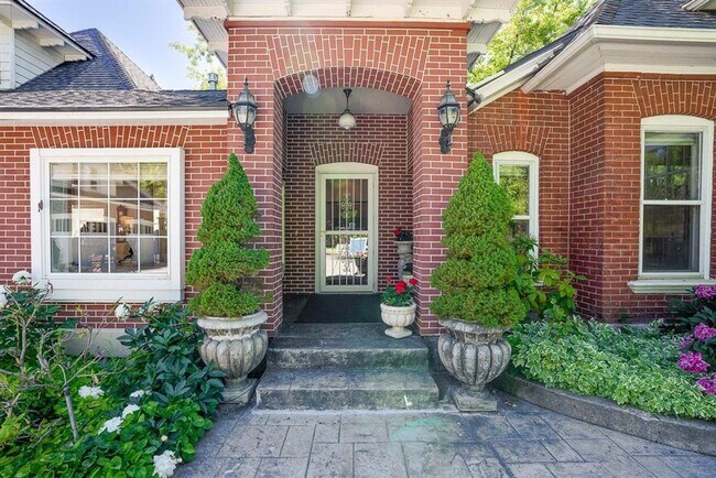 Foto del edificio - Historic Queen-Anne Style Home