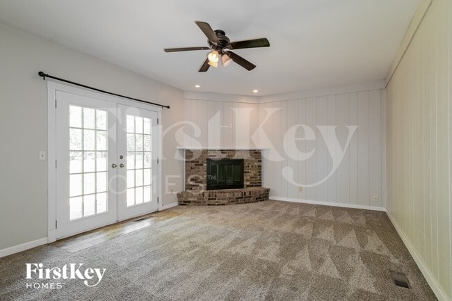 Building Photo - 382 Beaver Lake Dr