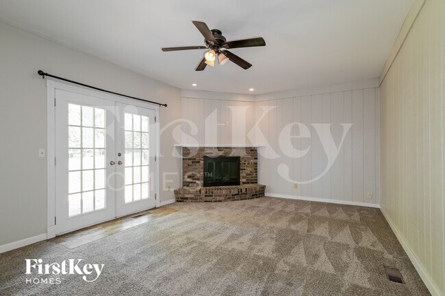 Foto del edificio - 382 Beaver Lake Dr