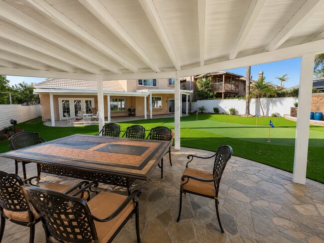 Foto del edificio - Furnished 4BR + Office | Putting Green Yard