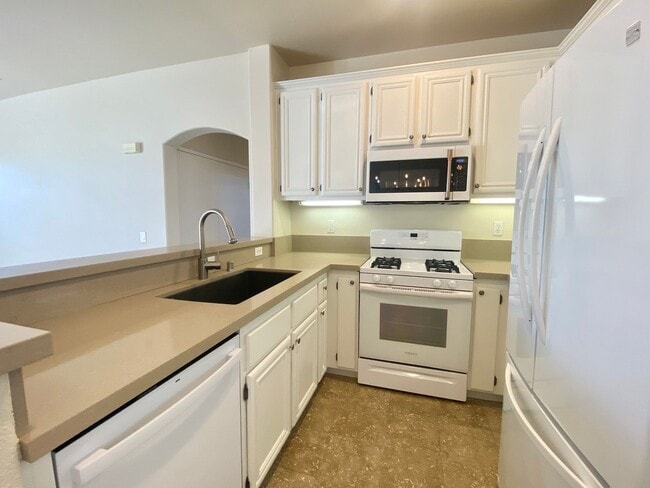 Building Photo - Charming 2 Bed, 2 Bath Condo in Desirable ...