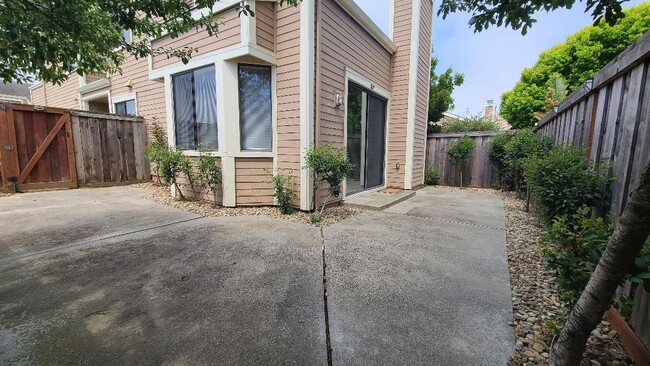 Building Photo - 173 Crown Cir