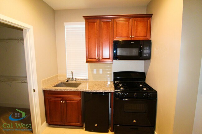 Building Photo - $1795 – In-Law Studio Unit in Newer Commun...