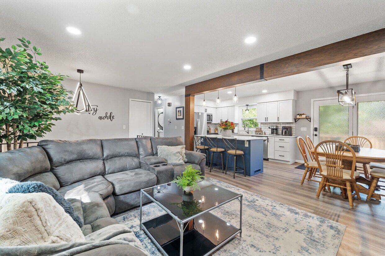 Foto principal - 9700 Cottonwood Ln N