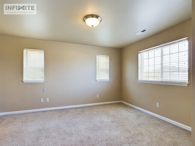 Building Photo - End Unit 3 Bedroom Condo in Bozeman