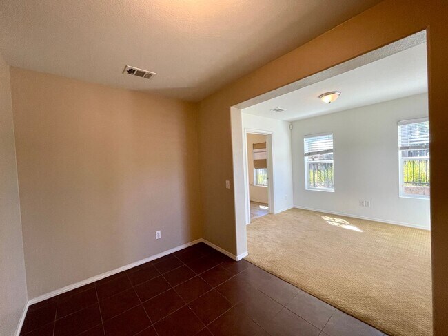Foto del edificio - Spacious 2B/3BA + Den Townhouse in City He...