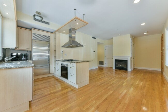 Building Photo - 56 Clarendon St