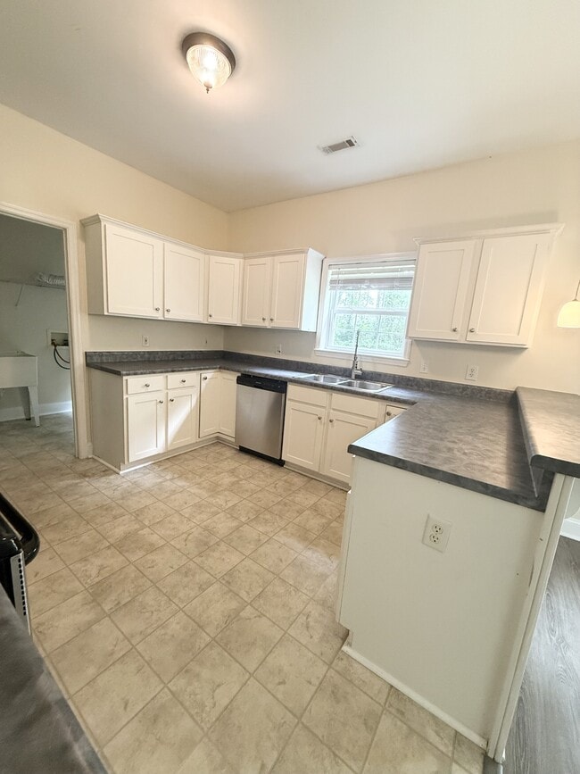 Building Photo - 4 Applemint Ln