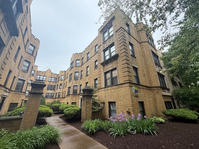 Building Photo - 7351 N Damen Ave