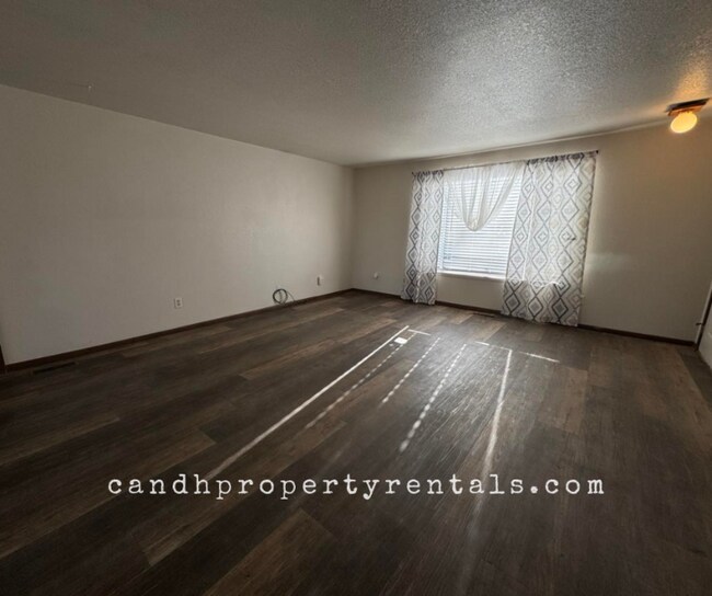 Building Photo - 3361 Canyon Dr